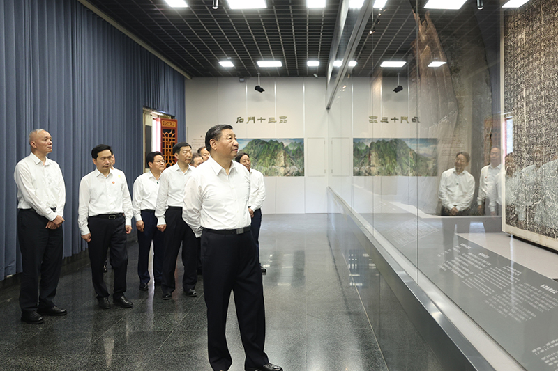 7月29日，中共中央總書記、國家主席、中央軍委主席習(xí)近平在四川考察結(jié)束返京途中，來到陜西省漢中市考察。這是習(xí)近平參觀漢中市博物館有關(guān)歷史文物展陳。