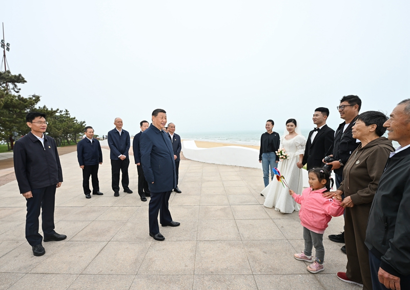 5月22日至24日，中共中央總書記、國(guó)家主席、中央軍委主席習(xí)近平在山東考察。這是22日下午，習(xí)近平在日照市陽(yáng)光海岸綠道同市民親切交流。