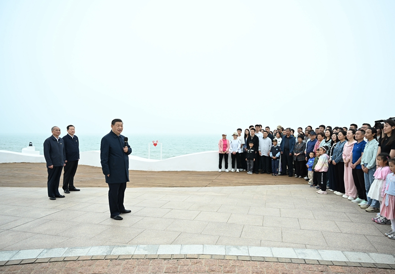 5月22日至24日，中共中央總書記、國(guó)家主席、中央軍委主席習(xí)近平在山東考察。這是22日下午，習(xí)近平在日照市陽(yáng)光海岸綠道同市民和游客親切交流。